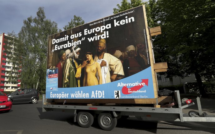 Jeden z plagátov, ktoré AfD používala pred poslednými eurovoľbami. Je na ňom maľba s názvom Trh s otrokmi. Dopĺňa ju heslo "Aby sa z Európy nestala Eurábia". Foto - TASR/AP