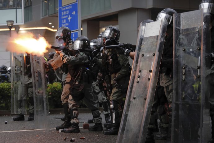 Polícia v Hongkongu zasahuje proti demonštrantom. Foto - AP