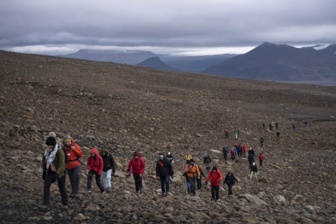Ľudia počas výstupu na miesto, kde sa kedysi nachádzal ľadovec Okjökull. Foto - TASR/AP