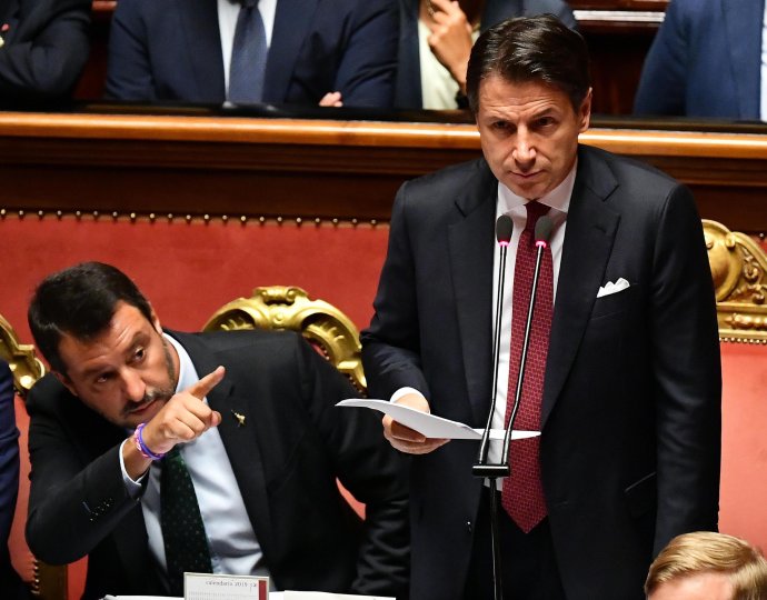 Archívny záber, Matteo Salvini a Giuseppe Conte počas debaty v senáte. Lídri dvoch strán, ktoré nepodporili Draghiho a postarali sa o rozpad vlády. Foto – TASR/AP