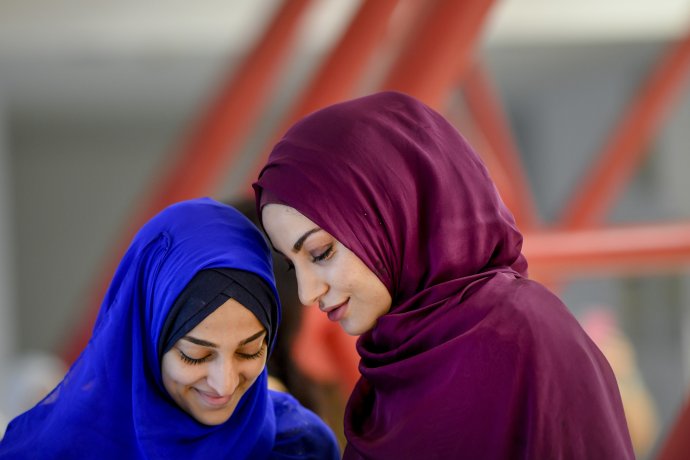 Abáje niektoré moslimky dopĺňajú o hidžáb, ktorým si zakrývajú vlasy. Foto – TASR/AP