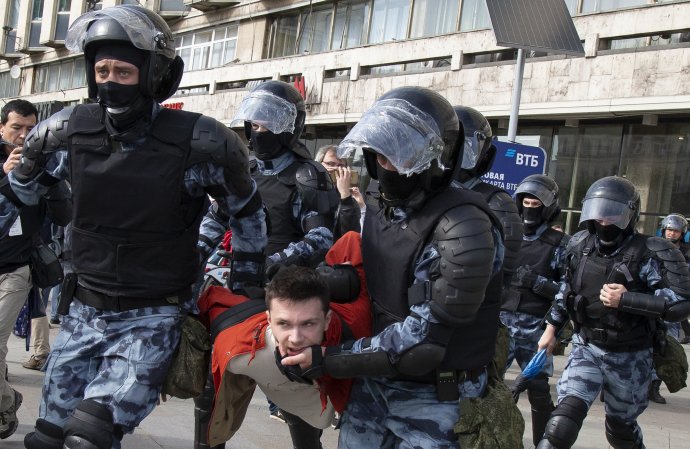 Policajti zatýkajú demonštranta počas demonštrácie za slobodné a spravodlivé voľby v centre Moskvy 3. augusta 2019. Foto – TASR/AP