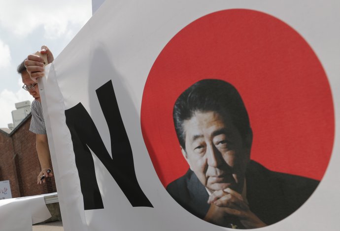 Japonský premiér Šinzó Abe nie je v Južnej Kórei veľmi populárny. Foto – TASR/AP