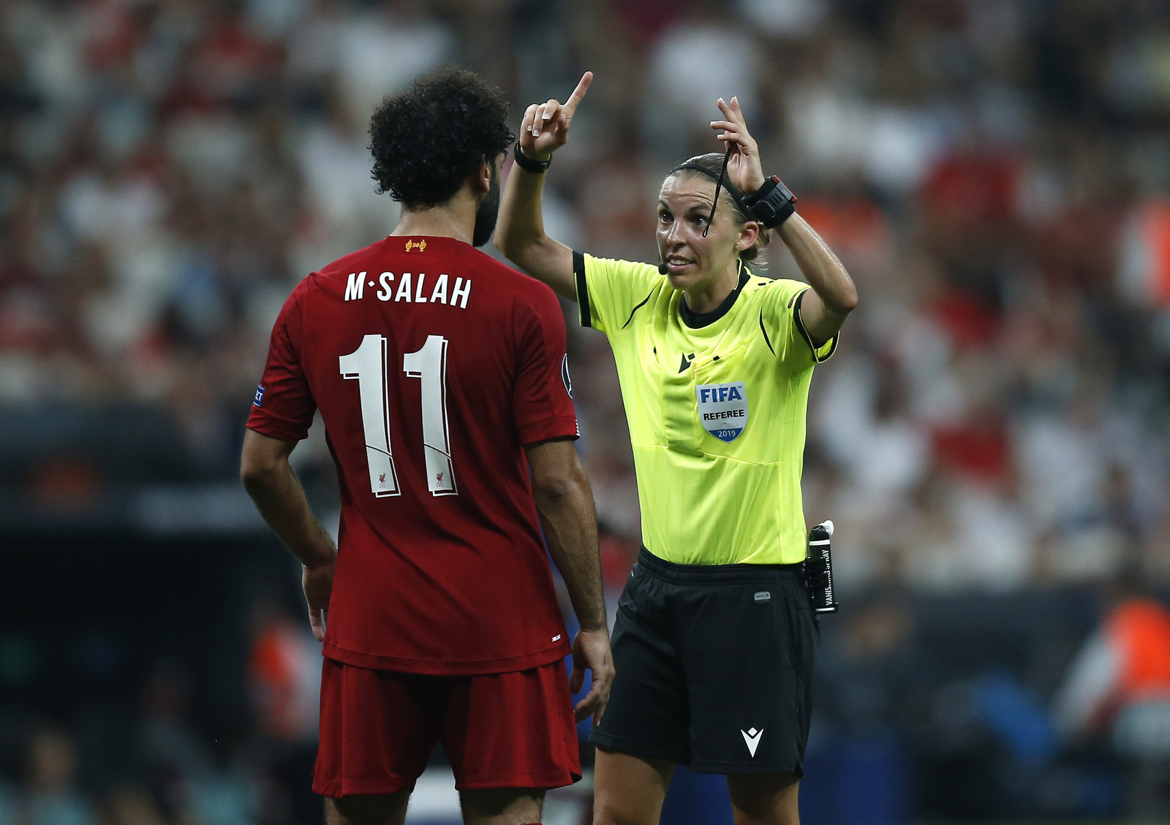 Weiss mladší reagoval s&nbsp;úsmevom, ale nevhodne. Na Slovane píska rozhodkyňa, ktorá celý život búra bariéry