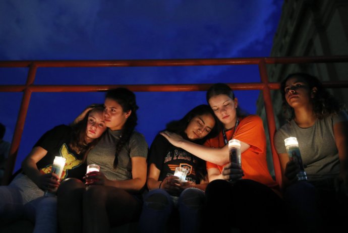 Spomienka na obete masakra v El Paso. Foto - TASR/AP