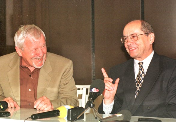 Ján Čarnogurský a Miroslav Kusý v auguste 1999 pri desiatom výročí zatknutia Bratislavskej päťky. Foto - TASR