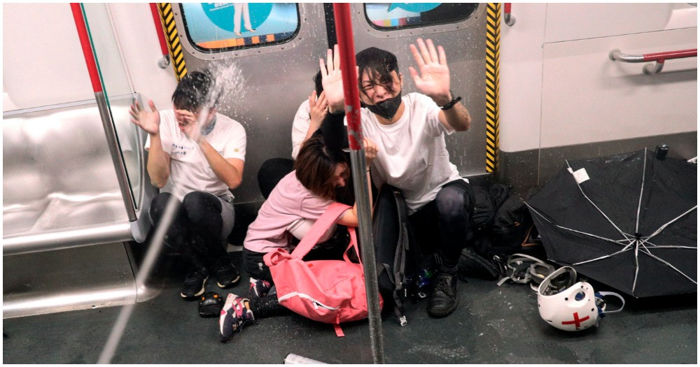 Hongkonská polícia vtrhla do metra a&nbsp;tvrdo zasiahla proti demonštrantom vracajúcim sa domov (+ video)