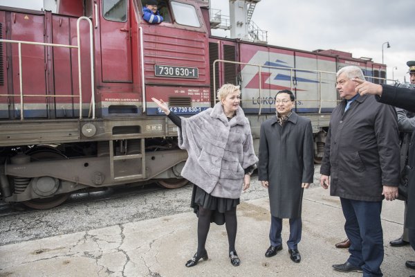 Na snímke zľava splnomocnenkyňa Vlády pre iniciatívu „One Belt One Road” Dana Meager, veľvyslanec Čínskej ľudovej republiky v SR Lin Lin a minister dopravy Árpád Érsek počas slávnostného privítania prvého nákladného vlaku z Číny v bratislavskom prístave v roku 2017. Foto - Tasr