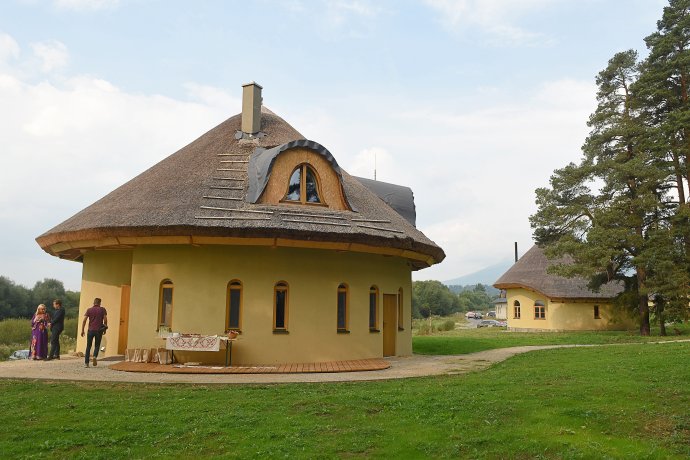 Materská škôlka v lese vznikla v lokalite Krásne sady v katastri obce Mlynica. Foto – TASR