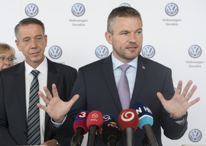 Peter Pellegrini a predseda predstavenstva Volkswagen Slovakia Ralf Sacht na stretnutí pred rokom v lete. Foto – TASR