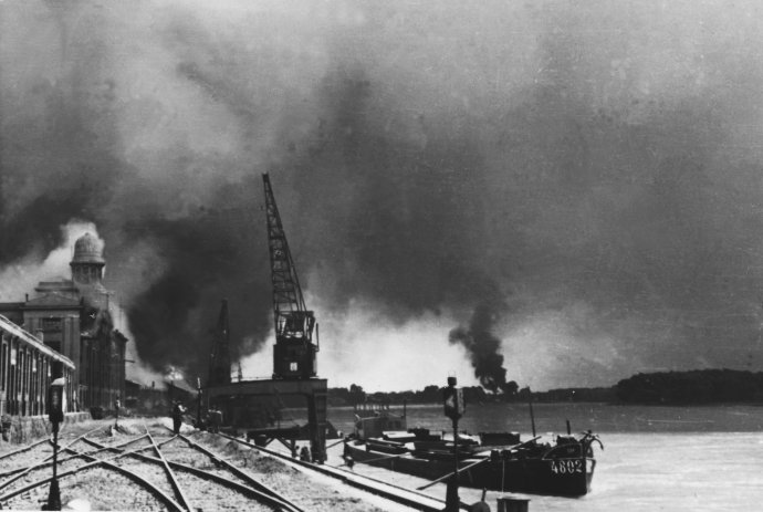 Bratislavský prístav po americkom nálete v roku 1944. Foto – TASR