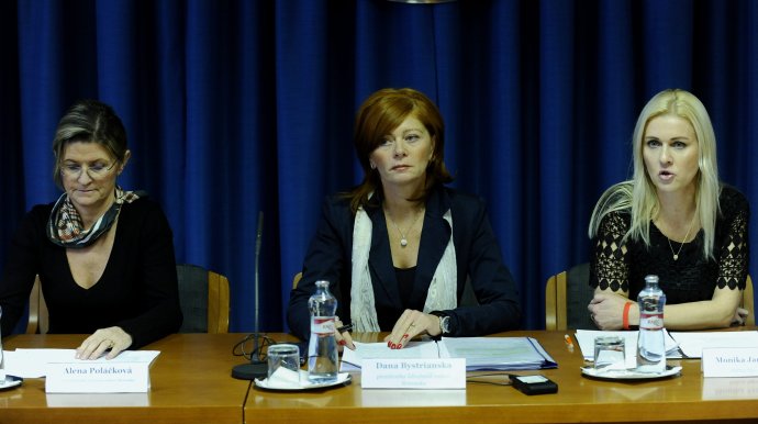 V decembri 2012 sa Monika Jankovská (vpravo) ako štátna tajomníčka ministerstva spravodlivosti zúčastnila tlačovej konferencie o výsledkoch rokovania Združenia sudcov Slovenska. Nové vedenie tejto inštitúcie teraz považuje výzvy na jej odstúpenie za porušenie ústavnosti. Foto - TASR