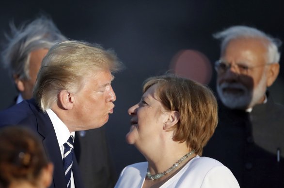 Donald Trump bozkáva Angelu Merkelovú na samite G7 vo Francúzsku. Foto - TASR/AP