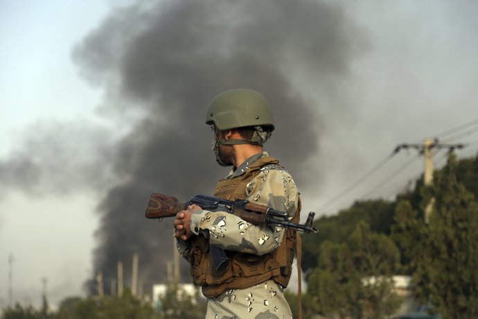 Afganský vojak sa pozerá smerom k miestu samovražedného útoku v Kábule. Foto - TASR/AP