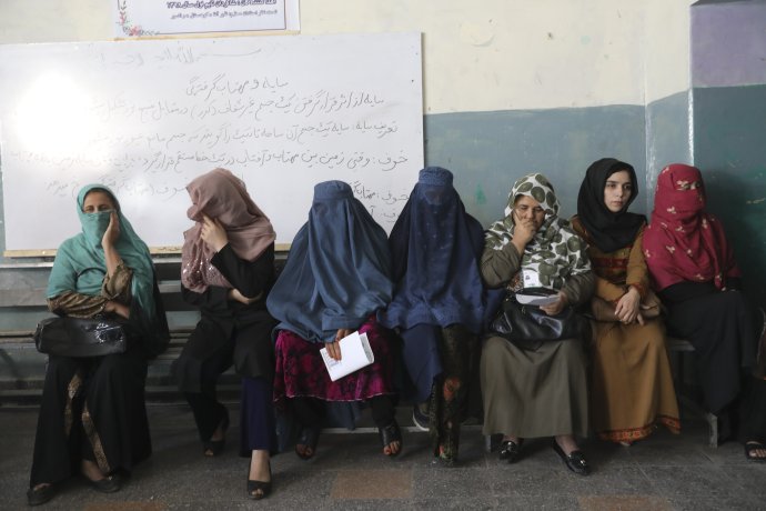 Afganské ženy čakajú pred volebnou miestnosťou v Kábule. Foto – AP/Ebrahim Nooroozi