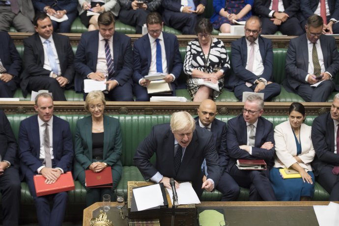 Boris Johnson reční na zasadnutí parlamentu, počas ktorého prišla jeho vláda o väčšinu. Foto – TASR/AP