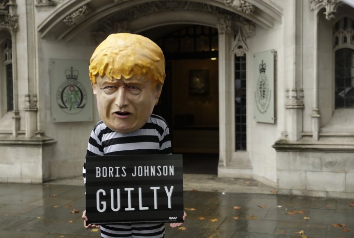 Aktivista prezlečený za "vinného" Borisa Johnsona pred budovou súdu. Foto - TASR/AP