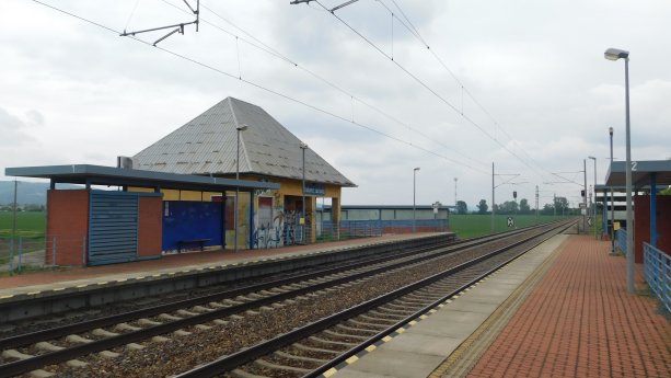 Drahovce: posledný vlak tu zastavil pred necelým rokom (Michal Mazánik © 2019).