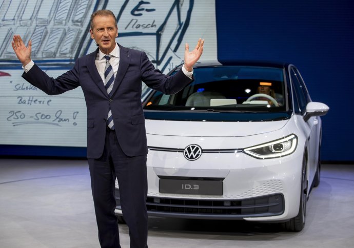 Šéf VW Herbert Diess predstavuje nový elektromobil ID. 3 na autosalóne vo Frankfurte. Foto - TASR/AP