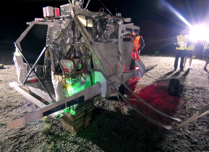 Klzák HiDRON na gondole balóna. Na palube klzáka bol pripevnený detektor AMON (Airglow MONitor) na pozorovanie airglow žiarenia, ktoré tvorí hlavnú prekážku skúmania časticových spŕšok. Štartovalo sa 31. augusta v Kanade. Foto – Stratodynamics Aviation Inc.
