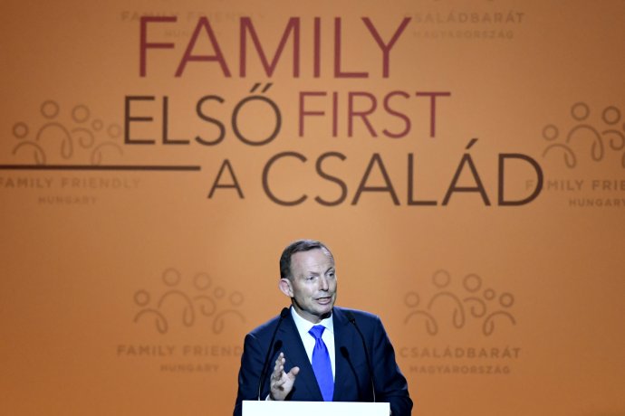 Bývalý austrálsky premiér Tony Abbott na konferencii v Budapešti. Foto - AP