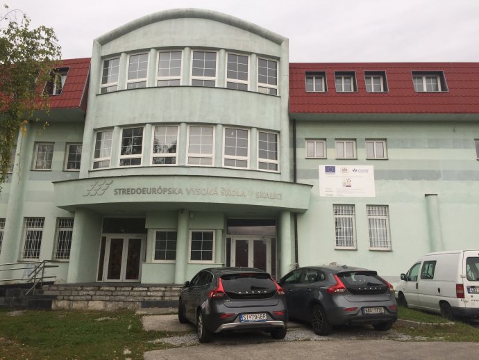 Budova Stredoeurópskej vysokej školy v Skalici. Foto N