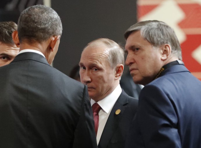 Ruský prezident Vladimir Putin so svojím poradcom Jurijom Ušakovom a bývalým prezidentom USA Barackom Obamom. Foto - TASR/AP