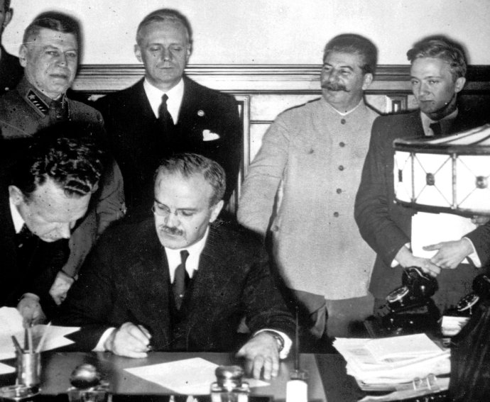 Ministri zahraničných vecí Nemecka a ZSSR Ribbentrop a Molotov podpísali 23. augusta 1939 v Kremli pakt o neútočení. Foto - archív TASR/AP