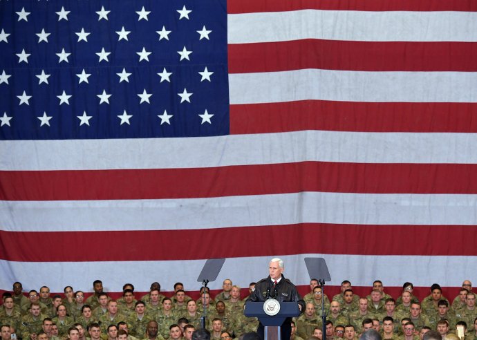 Viceprezident USA Mike Pence počas návštevy amerických vojakov v Afganistane v roku 2017. Foto – TASR/AP