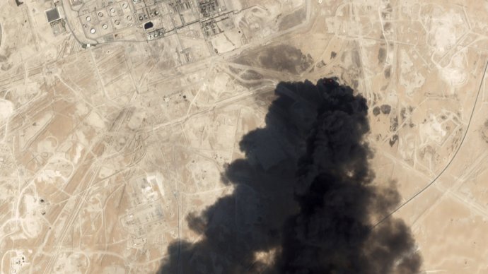 Dym nad rafinérkou Aramco po sobotnom útoku. Foto - TASR/AP
