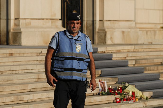 Rumunský policajt hliadkuje pred budovou ministerstva vnútra v Bukurešti. Foto - TASR/AP
