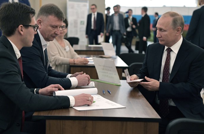 Vladimir Putin počas volieb do moskovského zastupiteľstva čaká, kým mu jedna z volebných komisií vydá hlasovací lístok. Volieb sa nesmeli zúčastniť mnohí opoziční kandidáti a protesty pred nimi sprevádzalo masové zatýkanie. Foto - AP