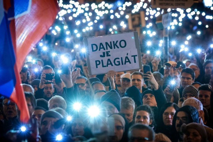 S transparentmi proti Andrejovi Dankovi 21. novembra 2018 pochodovali ľudia v Bratislave počas protestu Za slušné Slovensko. Foto N - Tomáš Benedikovič