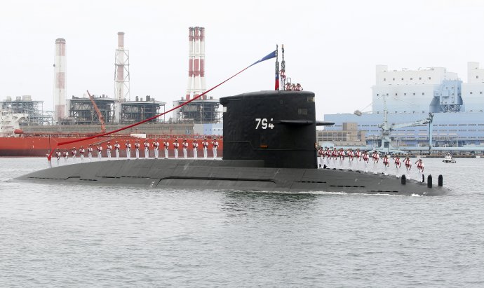 Taiwanskí námorníci salutujú na ponorke počas slávnostného otvorenia výstavby lodenice v prístavnom meste Kao-siung vo štvrtok 9. mája 2019. Vláda Taiwanu v ten deň oficiálne začala výstavbu lodenice na výrobu ponoriek. Snaží sa tým čeliť rastúcej hrozbe Číny. Foto - TASR/AP