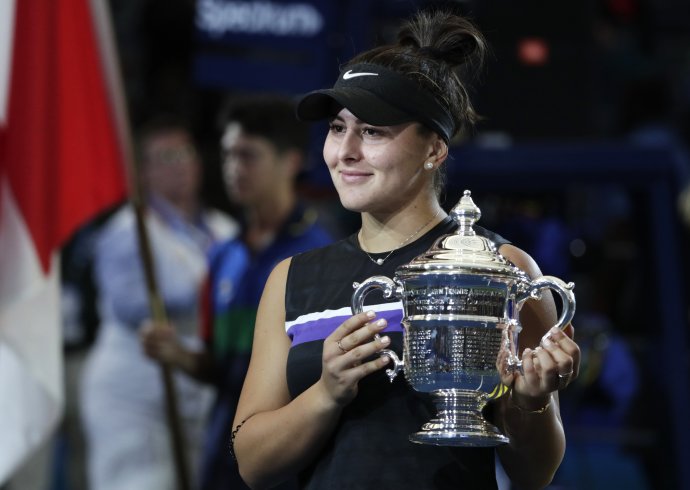 Bianca Andreescuová s víťaznou trofejou. Foto – AP/Adam Hunger