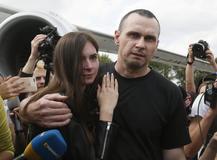 Prepustený ukrajinský režisér Oleg Sencov so svojou dcérou na letisku v Kyjeve. Foto – AP