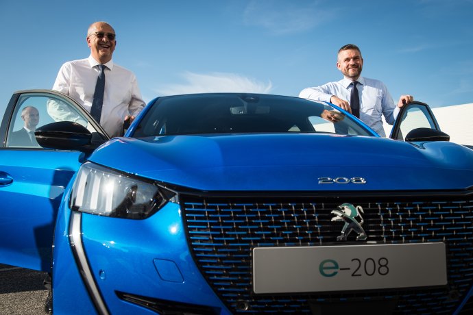 Generálny riaditeľ značky Peugeot Jean Philippe Imparato a bývalý premiér Peter Pellegrini pri prezentácii nového modelu Peugeot e-208 v roku 2019. Foto N - Vladimír Šimíček