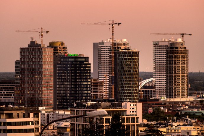Lokalita bratislavských Nív - budova VÚB, Twin City, Sky Park od Zahy Hadid a v pozadí Panorama City. Foto N - Vladimír Šimíček