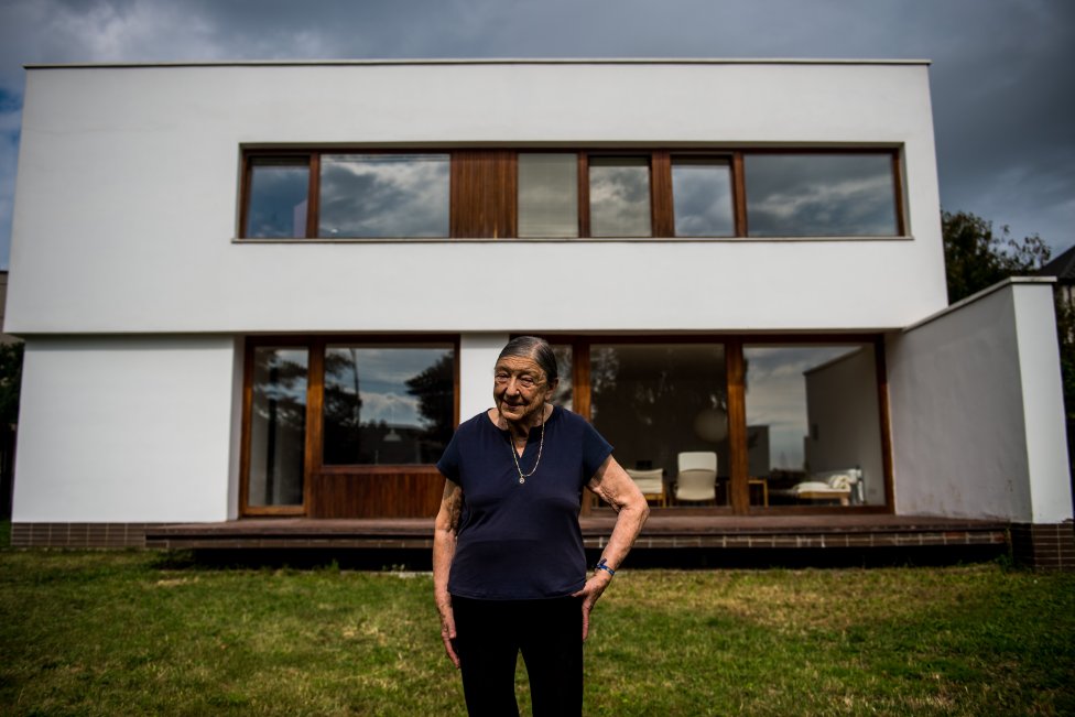 Eva Mathéová pred vilou v Košiciach, ktorá sa stala národnou kultúrnou pamiatkou. Foto N - Vladimír Šimíček