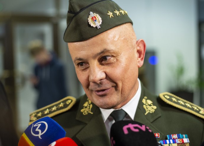 Medzi obvinenými v akcii Vírus je aj bývalý riaditeľ Vojenského spravodajstva generál Ján Balciar. Foto - TASR