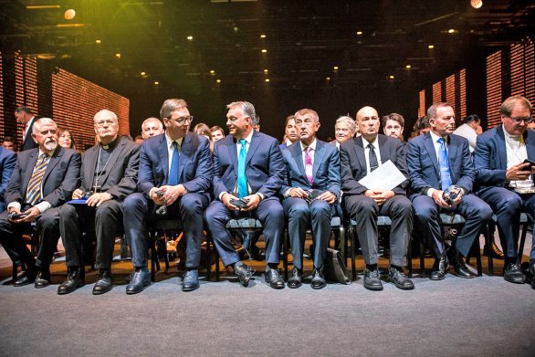 Prvý rad na začiatku budapeštianskeho demografického samitu. Zdroj - facebookova stránka Viktora Orbána