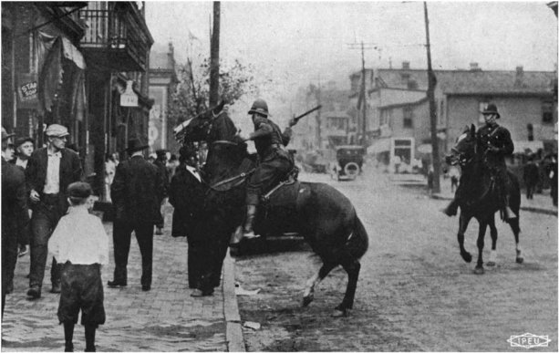Rudolph Dressel ide dostať ranu od štátneho policajta (bez akejkoľvek provokácie), rok 1919, Homestead, Pennsylvánia