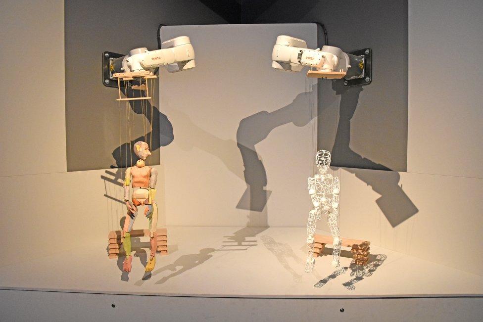 Kuka robot hrajúci bábkové divadlo, nová inštalácia AE Centrum. Foto - Michal Kevický