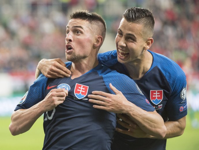 Róbert Mak a Dávid Hancko oslavujú prvý gól Slovenska. Foto - TASR