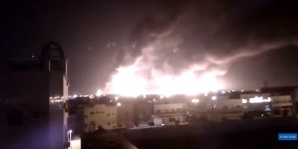 Požiare po útoku dronov na zariadenia firmy Aramco.