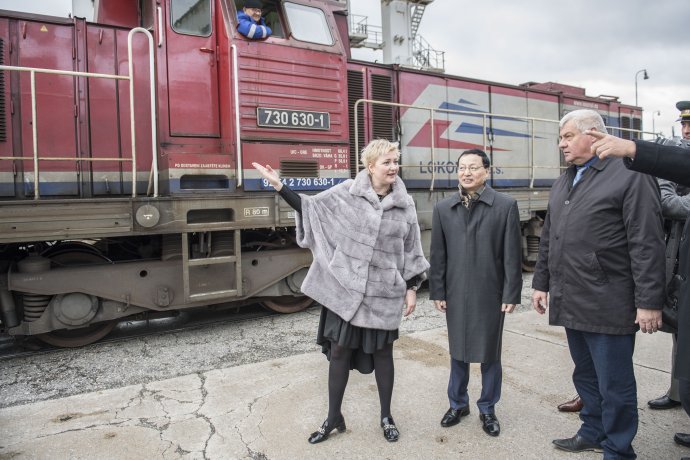 Dana Meager, veľvyslanec Číny v SR Lin Lin a minister dopravy a výstavby SR Árpád Érsek vítali v novembri 2017 prvý nákladný vlak z Číny v prekladiskovom termináli nákladného prístavu v Bratislave. Foto - TASR