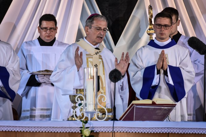 Arcibiskup Stanislav Zvolenský (v strede) na národnej púti k Sedembolestnej Panne Márii v Šaštíne. Foto – TASR
