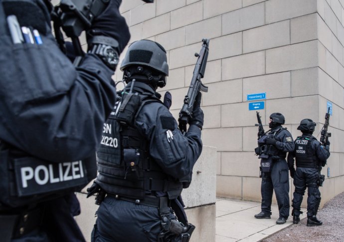 Policajti hliadkujú pred synagógou v Drážďanoch. Nemecku sa vyčíta, že synagógu v Halle nechalo počas najvýznamnejšieho židovského sviatku Jom Kippur bez ochrany. Foto - TASR/AP