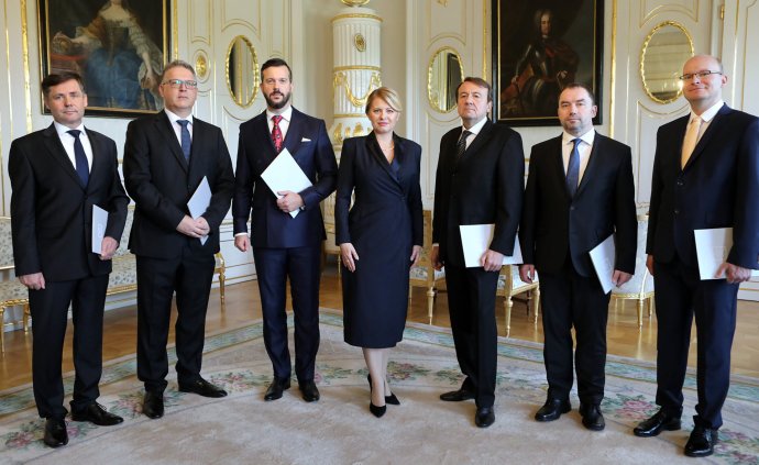 Prezidentka Čaputová s novými ústavnými sudcami. Foto – Prezidentský palác