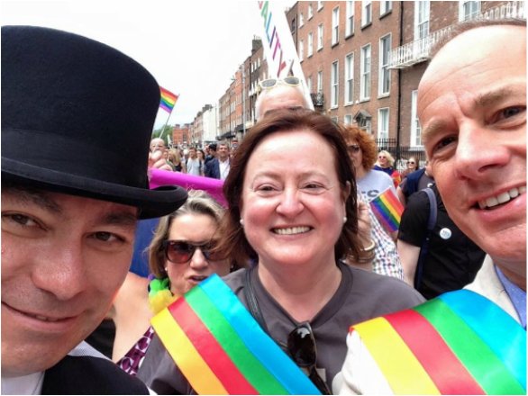 Gráinne Healy na Pride v roku 2015 spolu s kolegami z LGBTI hnutia. Foto - grainnehealy.ie